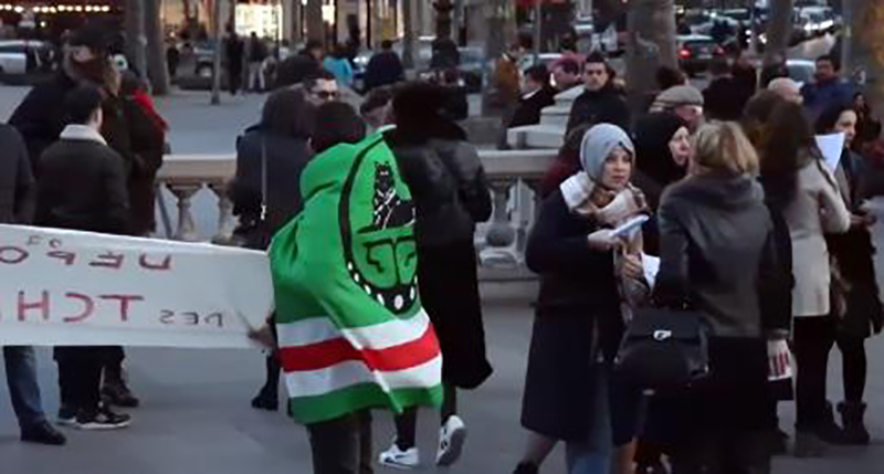 Чеченские эмигранты во Франции в центре Парижа на памятной акции