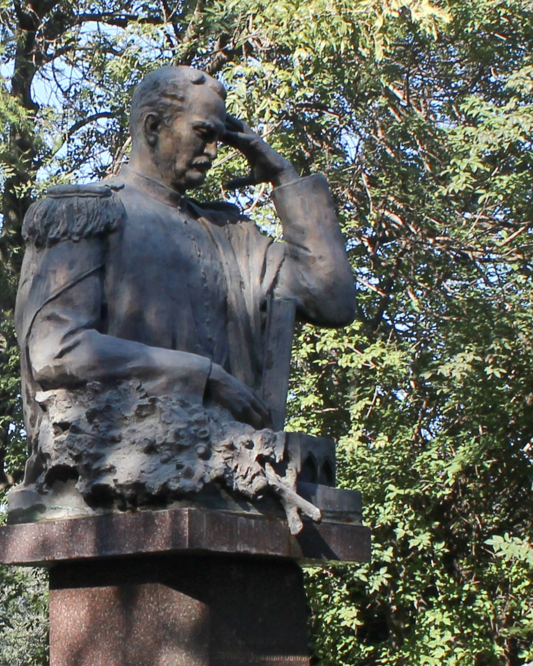Памятник Мирзе Фатали Ахундову на его могиле в Тбилиси