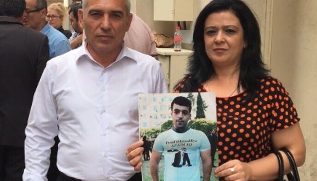 Родители Орхана Бахышлы с его фотографией