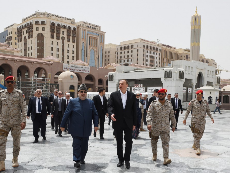 Sheikh ul-Islam Allahshukur Pashazadeh and President Ilham Aliyev in Medina, Saudi Arabia