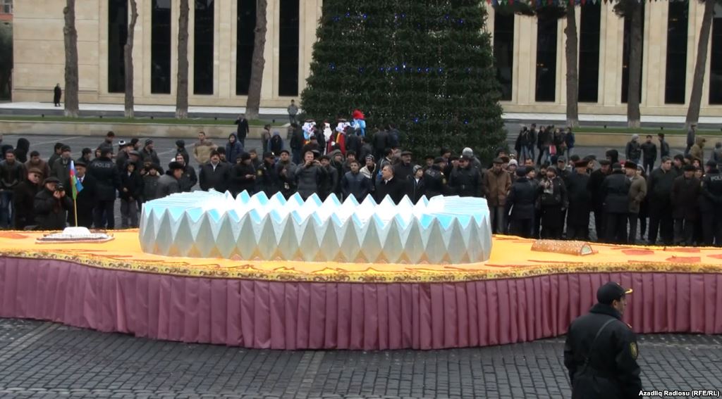 Торт длиной в 51 метр в честь 51 дня рождения Президента Ильхама Алиева