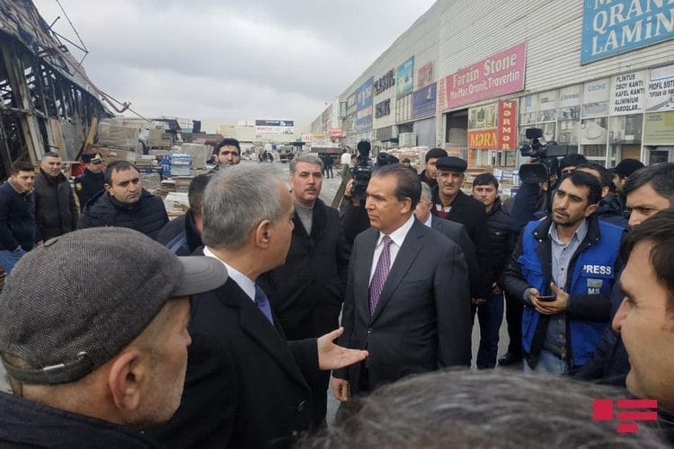 Binəqədi rayon İcra Hakimiyyətinin (RİH) başçısı Elxan Allahverdiyev yanan bazarda