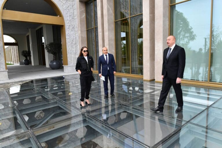 İlham Əliyev və Mehriban Əliyeva Şuşa Otel-Konqres Mərkəzi Kompleksinin açılışında, foto: president.az