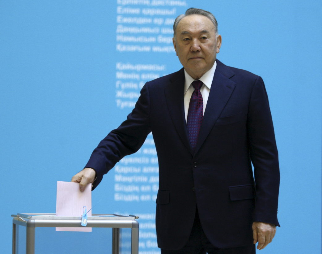 Kazakhstan's President Nursultan Nazarbayev casts his ballot at a polling station during a snap parliamentary election in Astana, Kazakhstan, March 20, 2016. REUTERS/Mukhtar Kholdorbekov