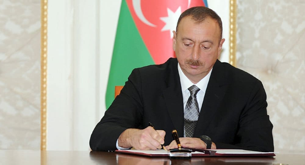 İlham Əliyev sərəncam imzalayır (arxiv foto)