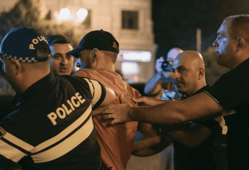 Polislər aktivisti həbs edərkən, foto: Levan Zazadze
