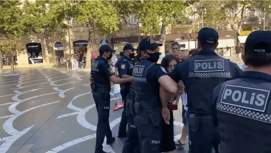 Heyvansevərlər aksiya keçirdi, saxlanılanlar var